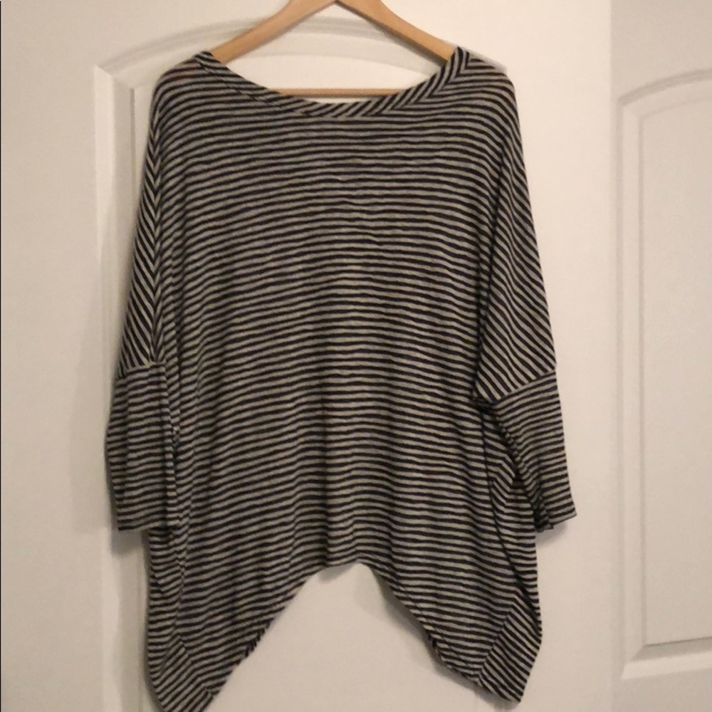 Cream and black 3/4 sleeve shirt with split back